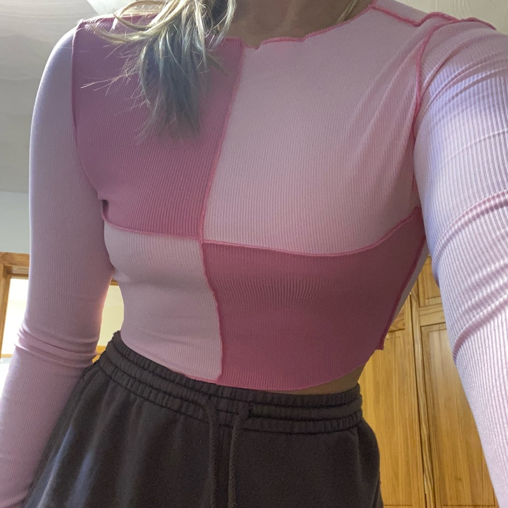 Bubblegum pink crop top in a medium. Perfect with joggers or jeans. Never worn